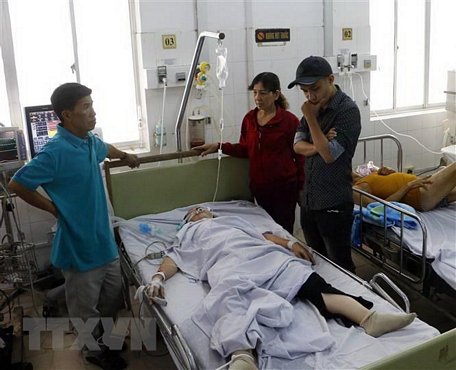 Công nhân được cấp cứu tại Bệnh viện Đa khoa Trung ương Cần Thơ. (Ảnh: Thanh Liêm/TTXVN)