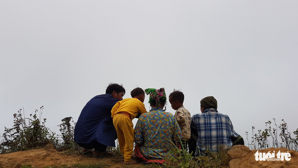 Một gia đình người Mông trên đỉnh Chống Tra - Ảnh: THÁI LỘC