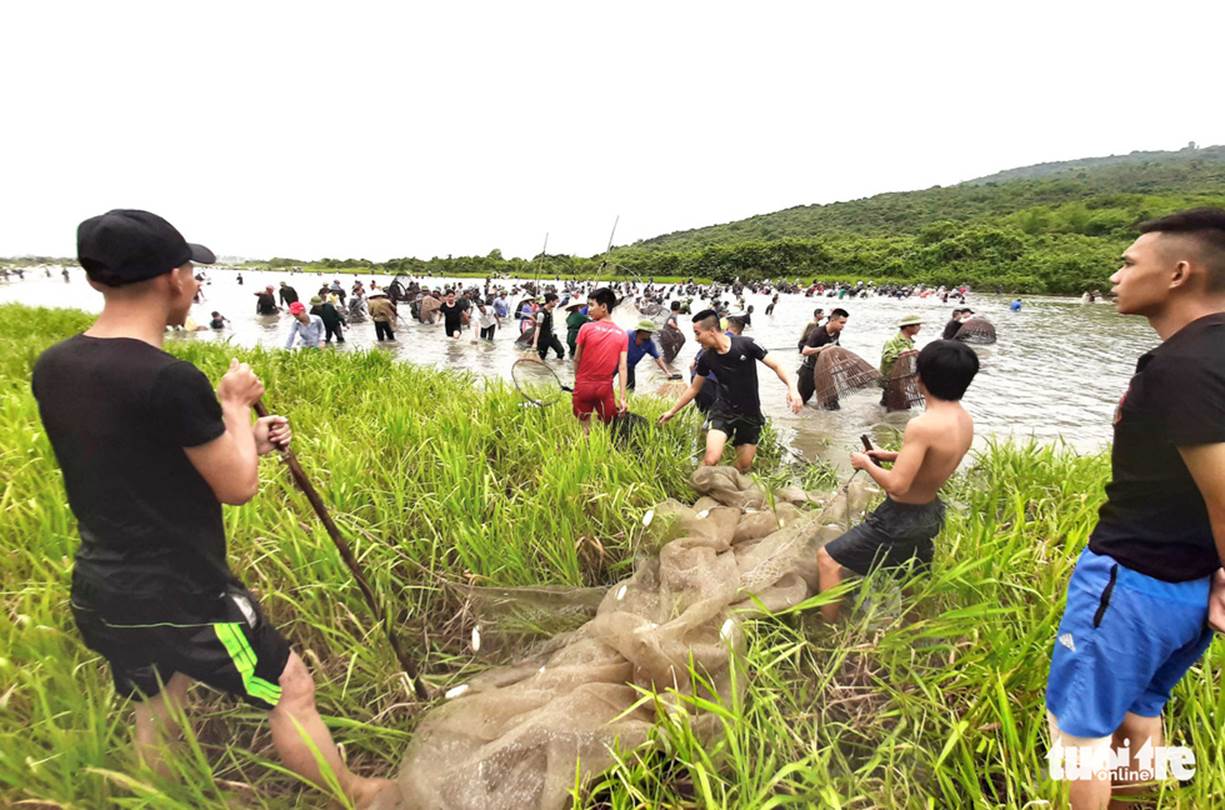 Điểm đặc biệt tại lễ hội đánh cá Đồng Hoa là mọi người không được dùng xuyệt điện bắt cá mà chỉ dùng các dụng cụ thô sơ như nơm, lưới - Ảnh: DOÃN HÒA