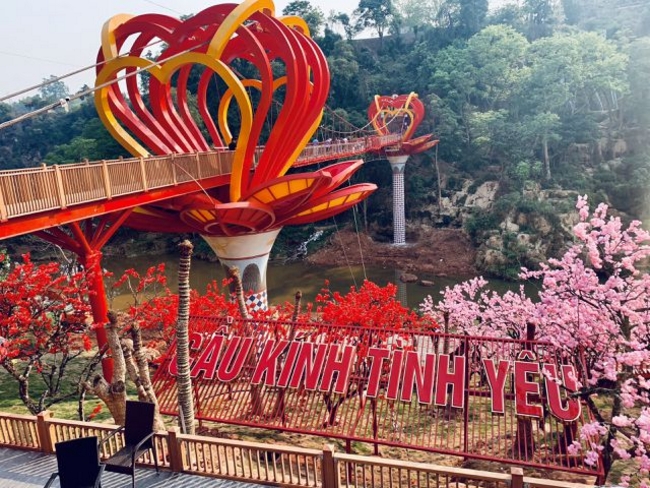 Cây cầu kính ở Mộc Châu (Sơn La) vừa mở cửa đi vào hoạt động vào ngày 25/4 vừa qua. Đây là cây cầu kính đầu tiên ở Việt Nam, sử dụng công nghệ kính 5D nhằm mang đến trải nghiệm ngắm cảnh đặc biệt cho du khách từ trên cao.