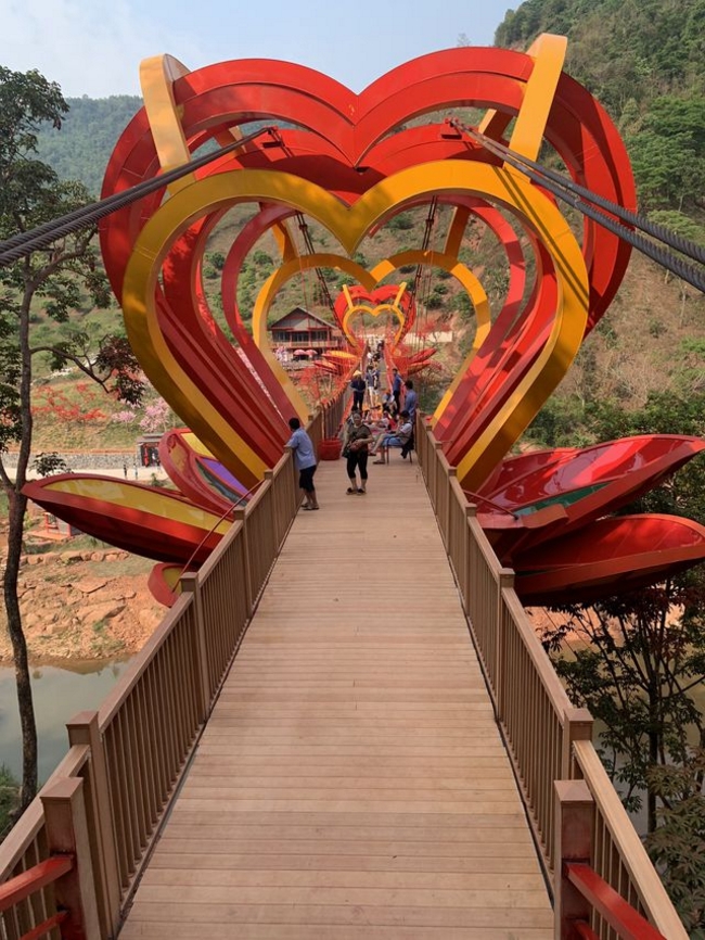 Ngay khi hình ảnh cây cầu ở Mộc Châu được chia sẻ, nhiều du khách tỏ ra thích thú, hào hứng khi có thể trải nghiệm ngắm cảnh từ trên cao qua lớp kính trong suốt, mà không phải đến Trung Quốc hay Mỹ như trước.