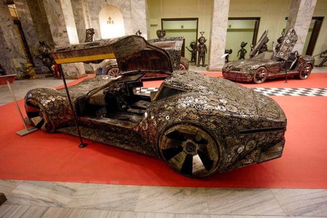 Những chiếc xe được làm từ kim loại phế thải trưng bày tại Phòng khoa học nghệ thuật và văn học ở thủ đô Warsaw, Ba Lan. (Nguồn: THX/TTXVN)