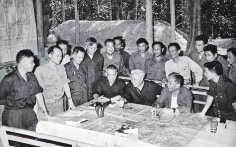 Cuối tháng 3/1975, đồng chí Lê Đức Thọ từ miền Bắc vào Nam cùng đồng chí Phạm Hùng và Đại tướng Văn Tiến Dũng thay mặt Bộ Chính trị trực tiếp chỉ đạo chiến dịch giải phóng Sài Gòn - (Ảnh tư liệu)