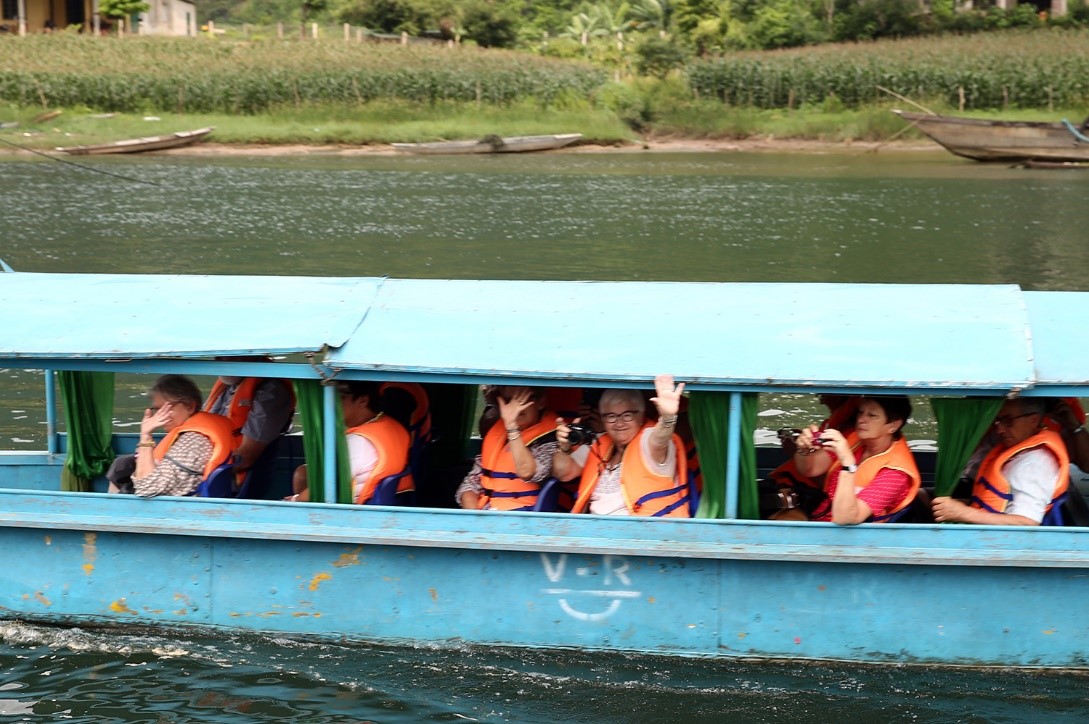 Khách du lịch quốc tế trên sông Son, vường quốc gia Phong Nha-Kẻ Bàng, Quảng Bình. Ảnh: VGP/Đình Nam