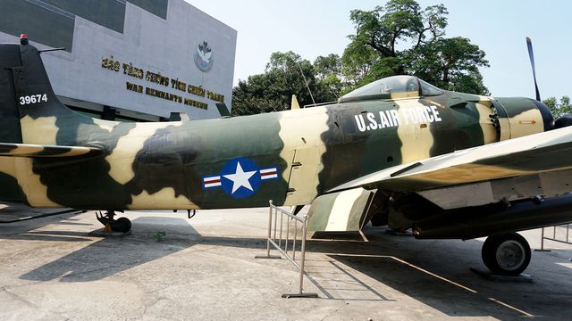 Những chiếc máy bay chiến đấu chủ lực của Không quân Đế quốc Mỹ sử dụng trong chiến tranh Việt Nam cũng được trưng bày tại bảo tàng. Chiếc cường kích A-1 Skyraider là một trong những dòng máy bay chiến đấu chủ lực được Mỹ viện trợ cho VNCH trước đây.