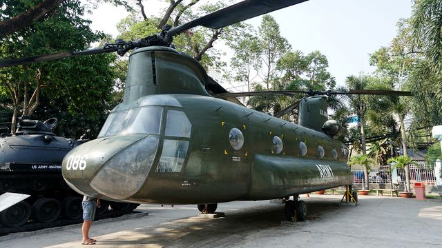 Trực thăng vận tải hạng nặng CH-47 Chinook do hãng Boeing sản xuất. 
