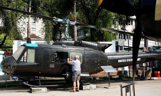 Trực thăng vận tải đa năng UH-1 với súng máy M134 Minigun 6 nòng được trưng bày tại Bảo tàng Chứng tích Chiến tranh.