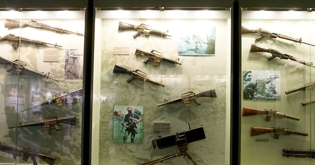 Bên trong bảo tàng còn trưng bày nhiều loại vũ khí từng được Quân đội Mỹ sử dụng tại Việt Nam