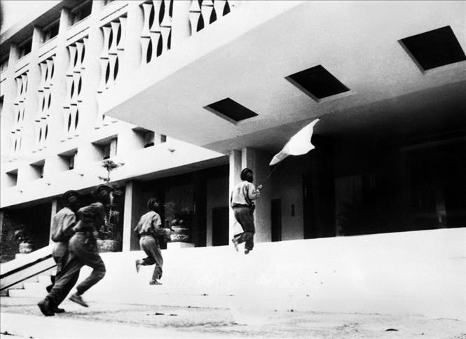 Các chiến sĩ Quân đoàn 2 - Binh đoàn Hương Giang tiến vào cắm cờ trên nóc Phủ Tổng thống Ngụy quyền Sài Gòn lúc 11 giờ 30 phút ngày 30/4/1975. Ảnh: Vũ Tạo/TTXVN