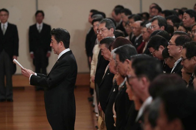Trong các khách mời có cả Thủ tướng Shinzo Abe, người nhận trách nhiệm đọc tuyên bố về thoái vị, sau đó Nhật hoàng Akihito có lời phát biểu, chính thức kết thúc thời đại Heisei.