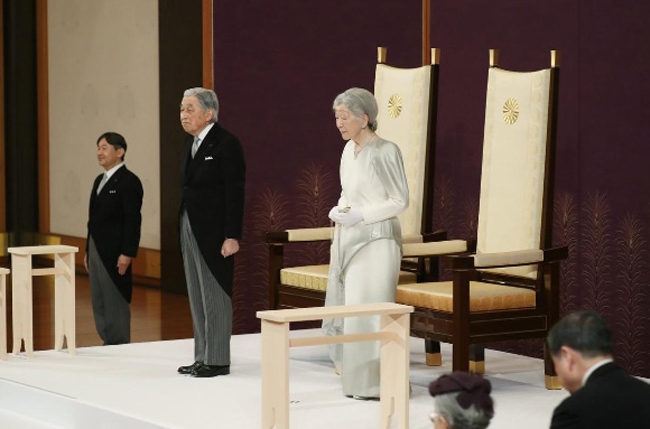 Nhật hoàng Akihito lên ngôi năm 1989, khẳng định ông sẽ bảo vệ hiến pháp hậu chiến tranh Thế giới thứ hai của Nhật Bản.