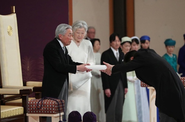 Nhật hoàng Akihito phát biểu: “Tôi chân thành cảm ơn từ đáy lòng với người dân đã chấp nhận và ủng hộ tôi như một biểu tượng. Cùng với Hoàng hậu, tôi thực tâm hy vọng rằng thời đại Reiwa bắt đầu từ ngày mai sẽ yên bình và thành công. Cầu nguyện cho hòa bình và hạnh phúc của đất nước Nhật Bản cùng người dân trên toàn thế giới”.