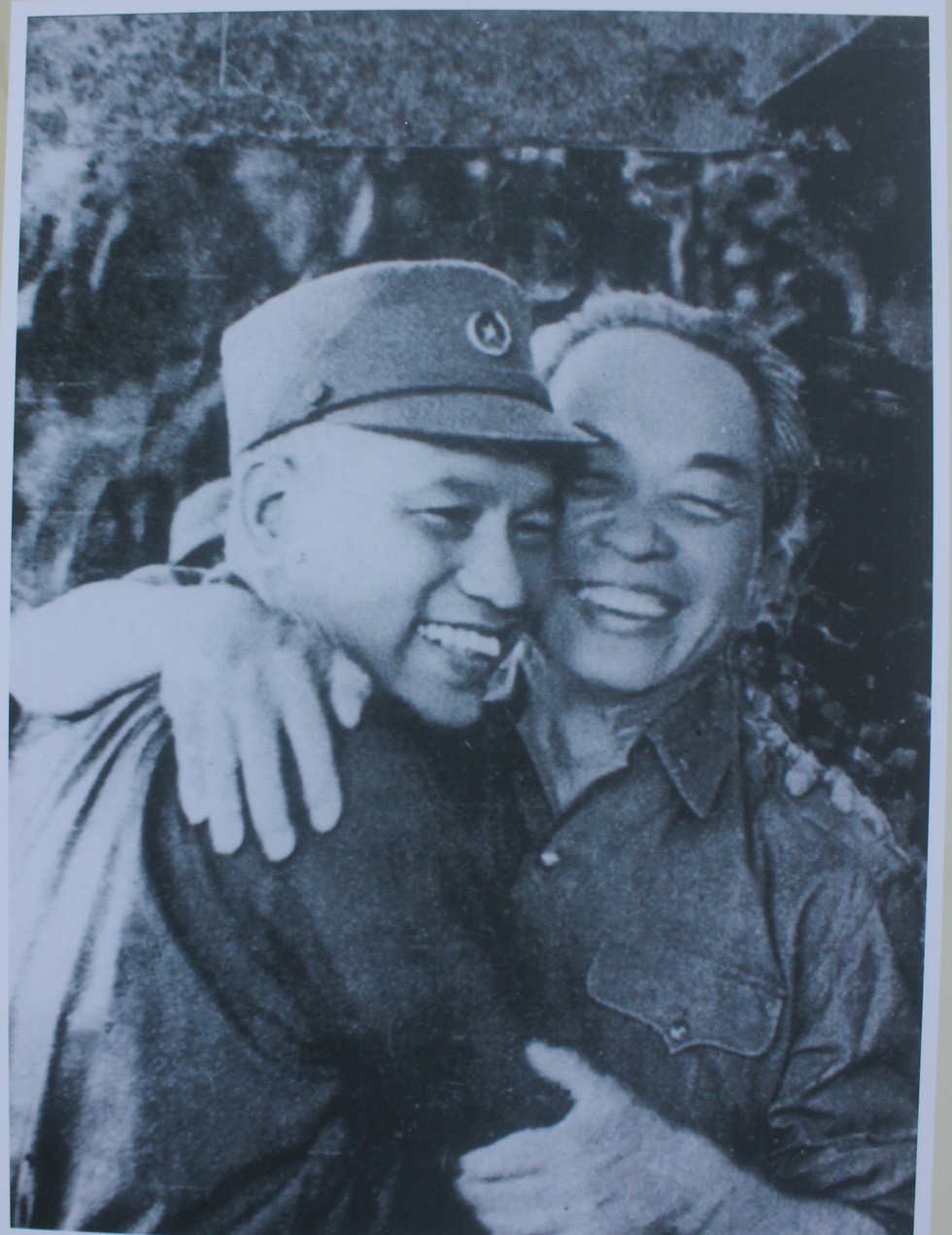 Đại tướng Võ Nguyên Giáp và Đại tướng Văn Tiến Dũng vui mừng choàng ôm nhau cười tươi trong phút gặp mặt giữa Sài Gòn, nguồn TTXVN - Ảnh: THIÊN ĐIỂU chụp lại