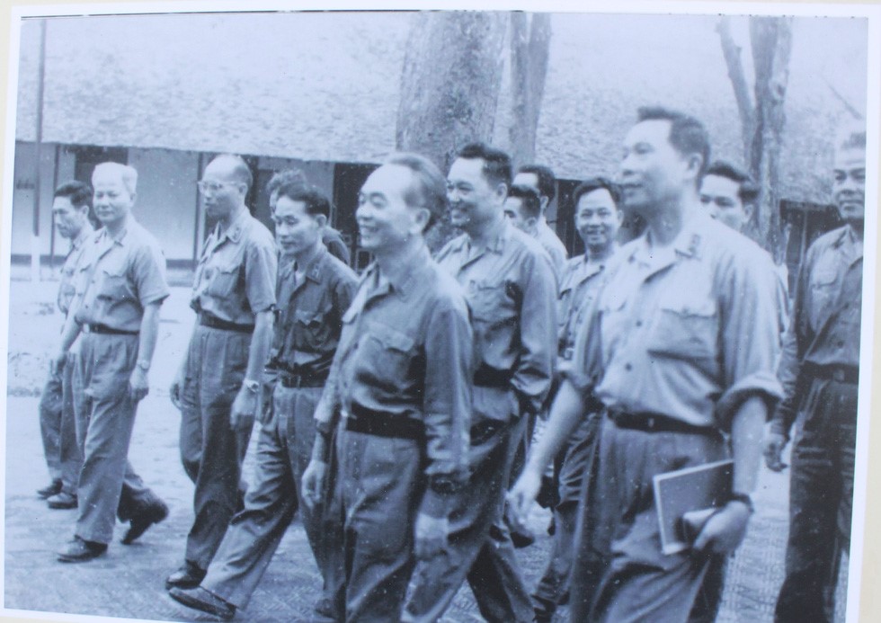 Bước chân vui của những người anh hùng cùng Đại tướng Võ Nguyên Giáp tại Tổng hành dinh quân đội nhân dân Việt Nam trong ngày toàn thắng 30-4-1975, nguồn TTXVN - Ảnh: THIÊN ĐIỂU chụp lại