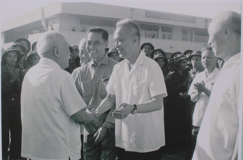 Chủ tịch Nguyễn Hữu Thọ ra sân bay Tân Sơn Nhất đón Chủ tịch nước Tôn Đức Thắng vào Sài Gòn mừng lễ chiến thắng ngày 13/5/1975, nguồn TTXVN - Ảnh: THIÊN ĐIỂU chụp lại