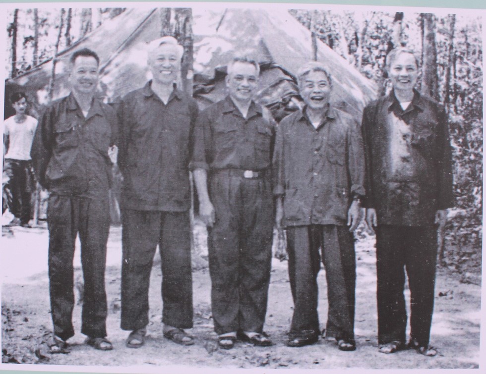 Những nụ cười chiến thắng rạng rỡ của những tướng lĩnh anh hùng mà giản dị tại Sở chỉ huy chiến dịch Hồ Chí Minh sau ngày giải phóng Sài Gòn - Gia Định, nguồn TTXVN - Ảnh: THIÊN ĐIỂU chụp lại