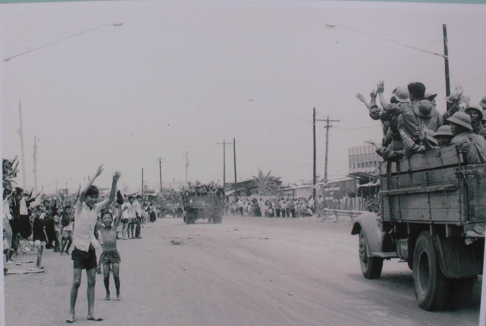 Hình ảnh xúc động về những người dân đổ ra xa lộ Sài Gòn - Biên Hòa đón các chiến sĩ ngày 30/4/1975, nguồn TTXVN - Ảnh: THIÊN ĐIỂU chụp lại