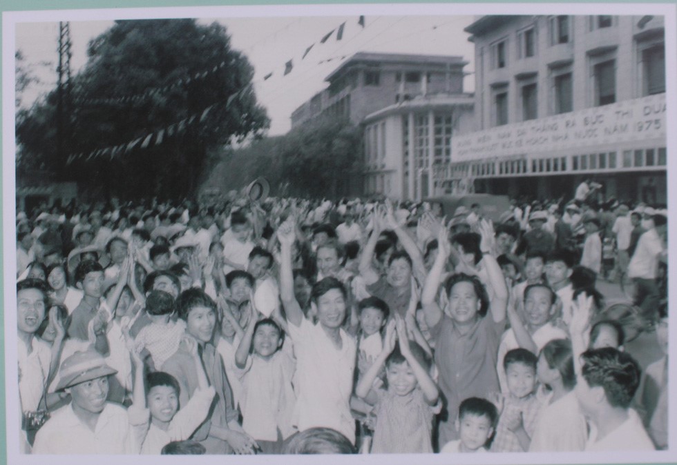 Sau khi nghe tin đất nước thống nhất, hàng chục vạn thanh niên thủ đô đã đổ ra đường reo hò, tuần hành mừng thắng lợi vĩ đại của dân tộc vào ngày 30/4/1975, nguồn TTXVN - Ảnh: THIÊN ĐIỂU chụp lại