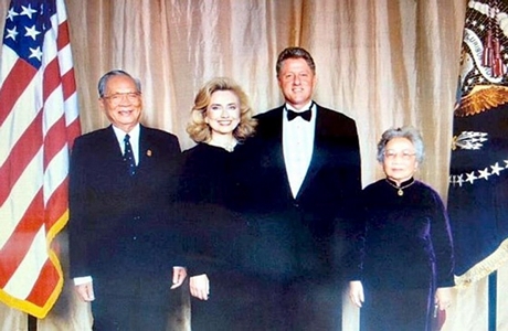 Tổng thống Mỹ Bill Clinton và phu nhân đón tiếp Chủ tịch nước Lê Đức Anh và phu nhân tại Mỹ năm 1995.