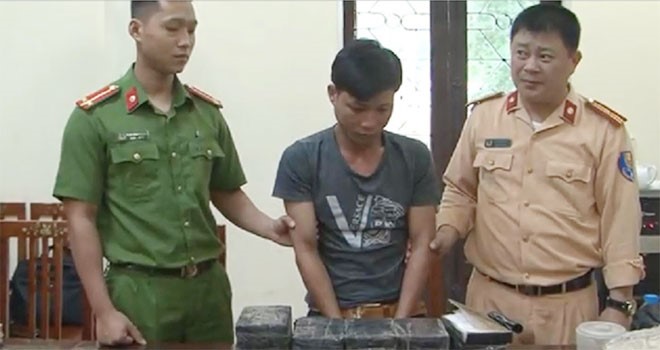 Chu Văn Ninh bị bắt quả tang cùng 26 bánh heroin giấu trong hành lý ngồi trên xe khách.
