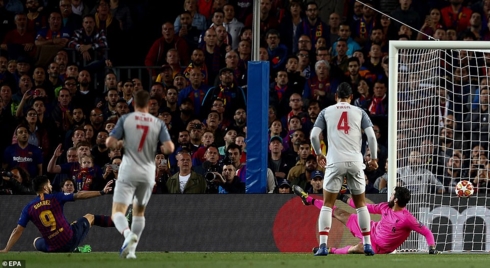 Phút 26, Jordi Alba kiến tạo tuyệt vời để Luis Suarez dứt điểm tinh tế đánh bại thủ thành Ramses Becker Alisson mở tỉ số cho Barca (Ảnh: EPA).