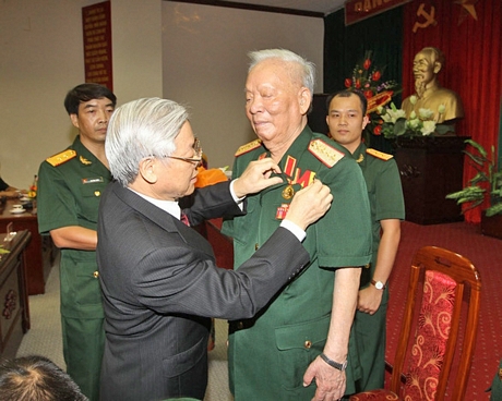 Tổng Bí thư Nguyễn Phú Trọng trao tặng Huy hiệu 75 năm tuổi Đảng cho Đại tướng Lê Đức Anh, ngày 29/7/2013 tại Hà Nội. Ảnh: TTXVN