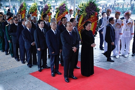 Đoàn Ban chấp hành Trung ương Đảng Cộng sản Việt Nam do ông Nguyễn Xuân Phúc, Ủy viên Bộ Chính trị, Thủ tướng Chính phủ làm trưởng đoàn vào viếng. 