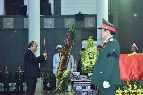 Thủ tướng Nguyễn Xuân Phúc thay mặt đoàn thắp nén hương tiễn biệt nhà lãnh đạo của đất nước - Đại tướng Lê Đức Anh. 