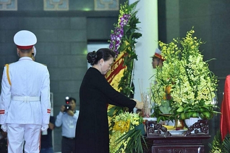Chủ tịch Quốc hội Nguyễn Thị Kim Ngân thắp hương trước linh cữu Đại tướng Lê Đức Anh