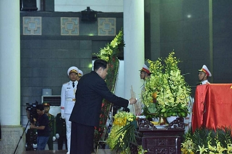 Chủ tịch MTTQ Việt Nam Trần Thanh Mẫn thay mặt Đoàn thắp hương tưởng niệm nguyên Chủ tịch nước Lê Đức Anh.