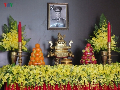 Phía trong Hội trường trụ sở HĐND và UBND tỉnh Thừa Thiên - Huế, mọi công tác chuẩn bị đã xong trước giờ diễn ra lễ viếng.