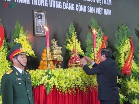 Ông Phan Việt Cường - Bí thư Tỉnh ủy Quảng Nam thắp hương tưởng nhớ đồng chí, Đại tướng Lê Đức Anh.
