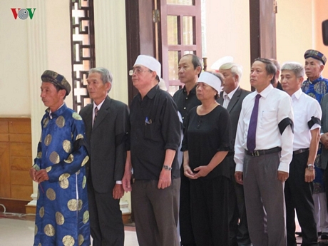 Đoàn Hội đồng họ Lê tỉnh Thừa Thiên- Huế, nhiệm kỳ 2018 – 2023 viếng nguyên Chủ tịch nước Lê Đức Anh tại Hội trường HĐND, UBND tỉnh Thừa Thiên- Huế.