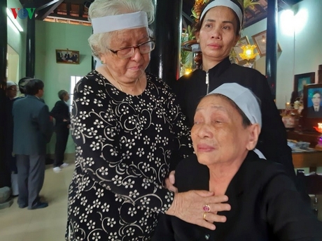 Bà Lê Thị Xoan (90 tuổi), em gái út của nguyên Chủ tịch nước Lê Đức Anh sức khỏe yếu, bị bệnh tim nên phải thường xuyên ngồi trong lễ viếng anh trai mình.