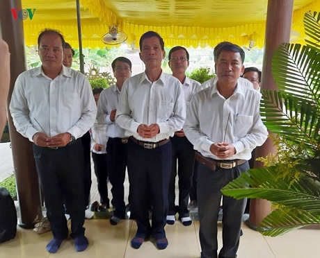 Đại diện chính quyền huyện Phú Lộc đến viếng.