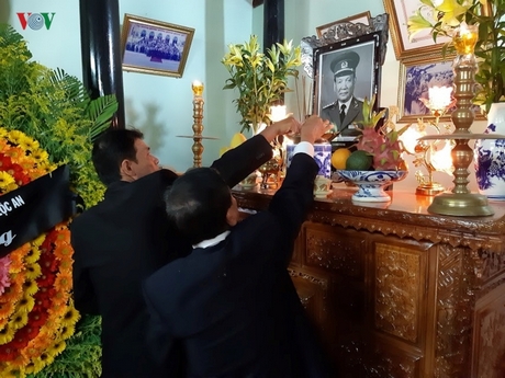 Chính quyền xã Lộc An, huyện Phú Lộc, Thừa Thiên -Huế viếng Đại tướng Lê Đức Anh tại nhà thờ gia tộc của Đại tướng.