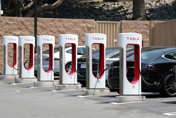 Các trạm sạc cho xe điện của Tesla ở Los Angeles (Mỹ) Ảnh: Reuters