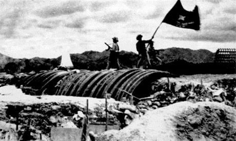Vào lúc 17h30 ngày 7/5/1954, bộ đội Việt Nam giương cao lá cờ chiến thắng trên nóc hầm của Tướng De Castries. Ảnh: Getty