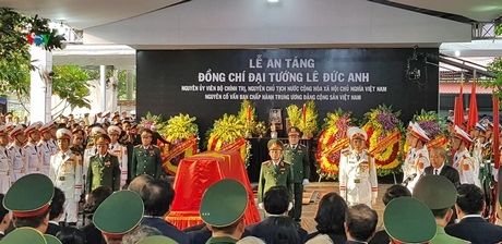 Quang cảnh lễ an táng nguyên Chủ tịch nước, Đại tướng Lê Đức Anh tại nghĩa trang TP Hồ Chí Minh.