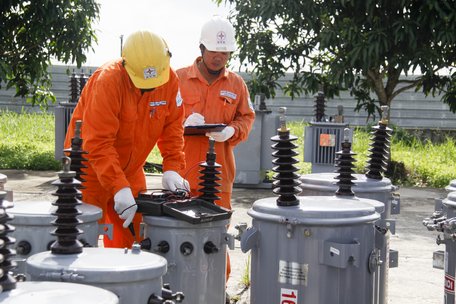 Công nhân Điện lực Vĩnh Long bảo trì thiết bị điện (Ảnh: HÙNG HẬU)