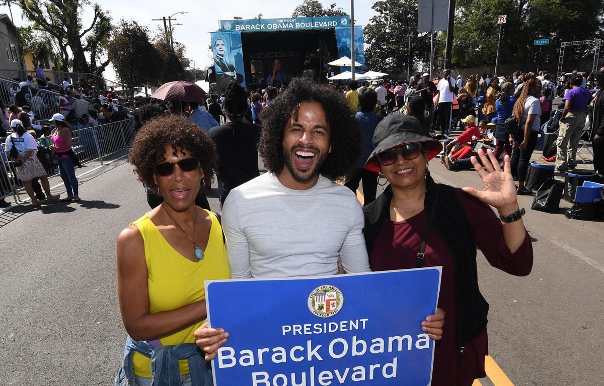 Người dân Mỹ vui mừng tại lễ đặt tên đoạn đường mang tên cựu Tổng thống Mỹ Barack Obama ở Los Angeles, bang California, ngày 4/5. (Nguồn: AFP/TTXVN)