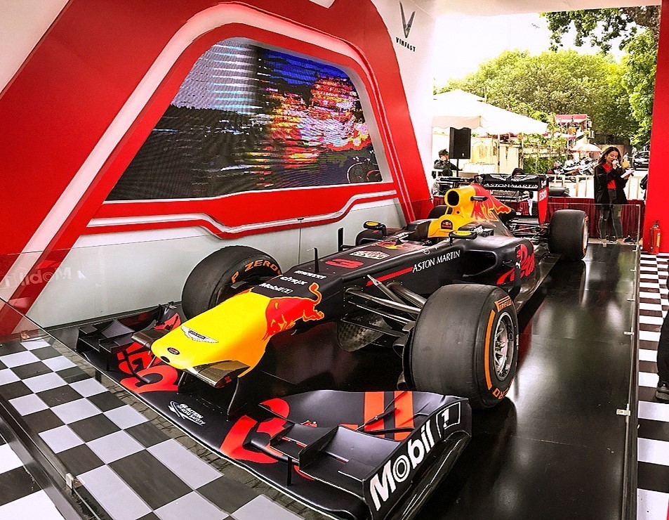 Cận cảnh chiếc siêu xe F1 được trưng bày ngay cổng khu di tích Hoàng Thành Thăng Long giới thiệu tới người hâm mộ yêu thích môn thể thao tốc độ cao sẽ xuất hiện tại Việt Nam vào đầu năm 2020. Ảnh: Trọng Đạt/TTXVN