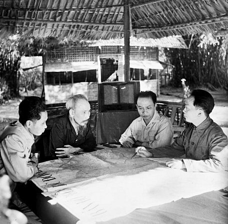 Chủ tịch Hồ Chí Minh, Đại tướng Võ Nguyên Giáp (phải) cùng các đồng chí lãnh đạo Đảng và Nhà nước bàn kế hoạch mở chiến dịch Điện Biên Phủ năm 1954. Ảnh tư liệu TTXVN