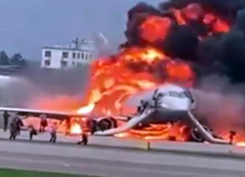 Chiếc máy bay Suskhoi SSJ100 bốc cháy dữ hội sau khi hạ cánh khẩn cấp xuống sân bay Sheremetyevo.