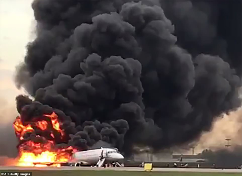 Hình ảnh từ hiện trường cho thấy, phần thân và đuôi chiếc máy bay bốc cháy dữ dội.