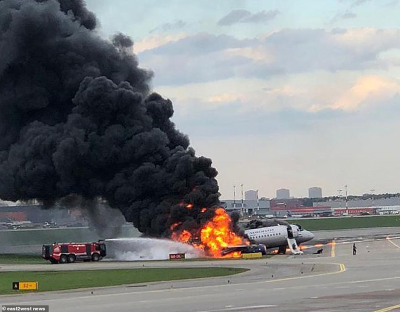 Chiếc máy bay gặp sự cố này khởi hành khởi hành từ sân bay Seremetyevo ở thủ đô Moscow vào lúc 18h ngày 5/5, theo giờ địa phương.