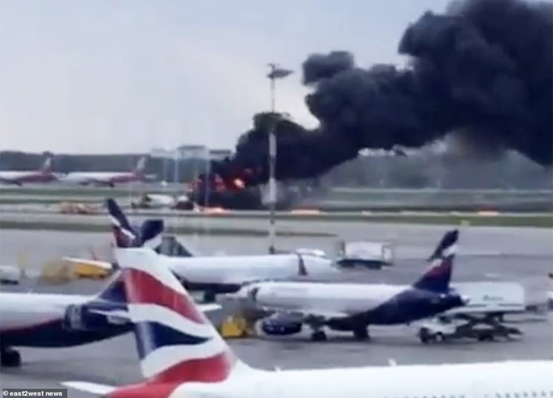 Nhiều hành khách đã thoát khỏi máy bay theo đường trượt khẩn cấp.