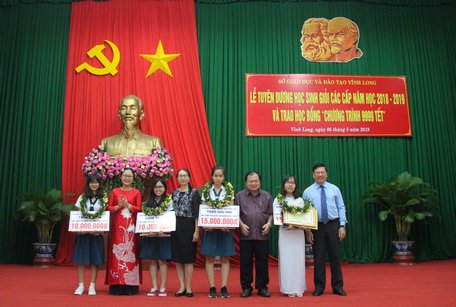 Bí thư Tỉnh ủy- Trần Văn Rón và Chủ tịch UBND tỉnh- Nguyễn Văn Quang trao thưởng cho các em học sinh đạt giải cao học sinh giỏi quốc gia.