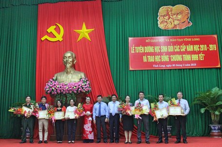 Bí thư Tỉnh ủy- Trần Văn Rón khen thưởng ghi nhận các đóng góp của các đơn vị, doanh nghiệp đối với ngành giáo dục tỉnh nhà.