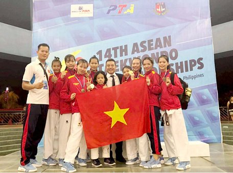  HLV trưởng đoàn VĐV Taekwondo Vĩnh Long- Hồ Quốc Thanh (bìa trái) cùng các VĐV Vĩnh Long.